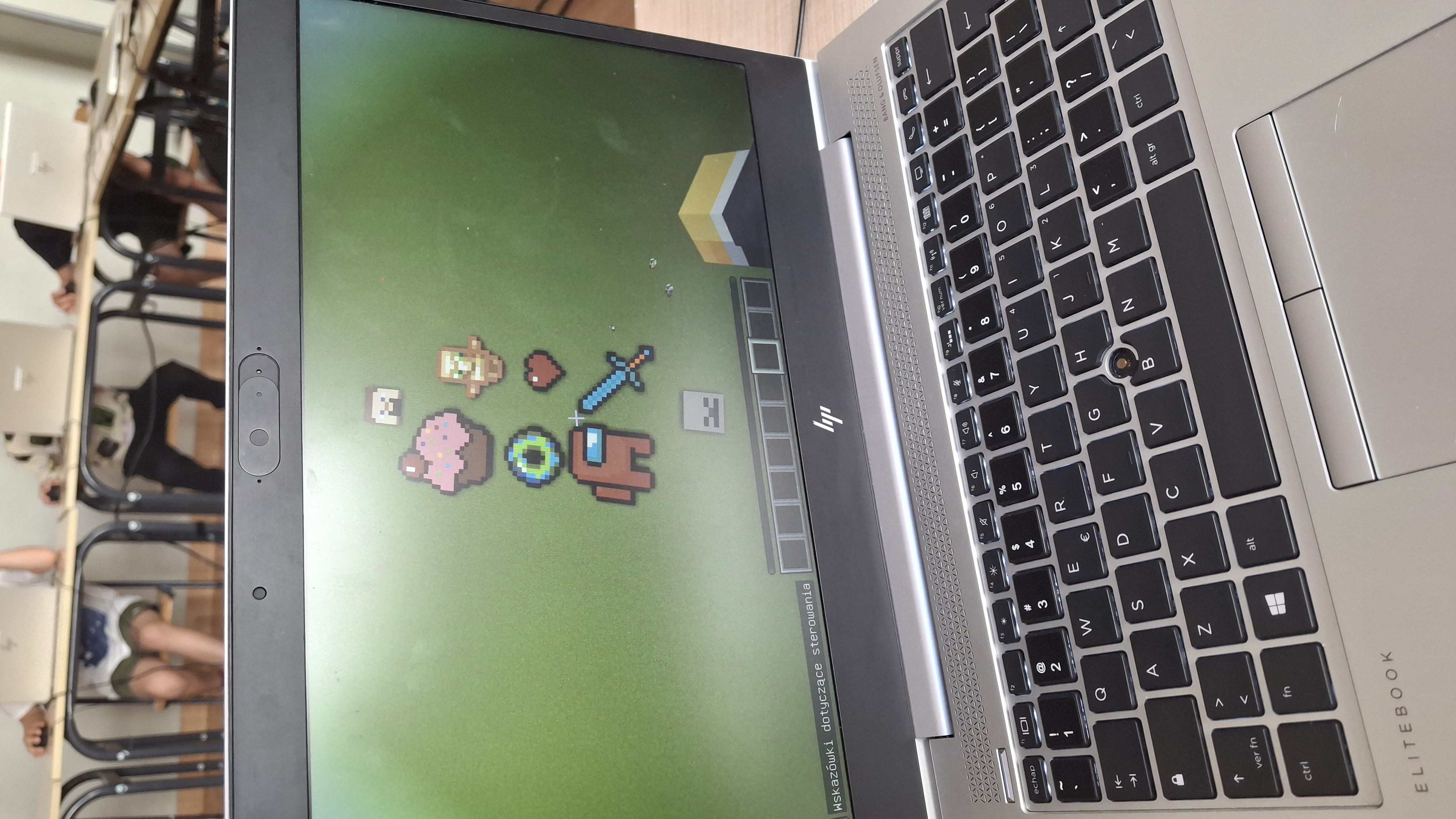 Kolorowe prace pixel art w Minecraft na ekranie laptopa